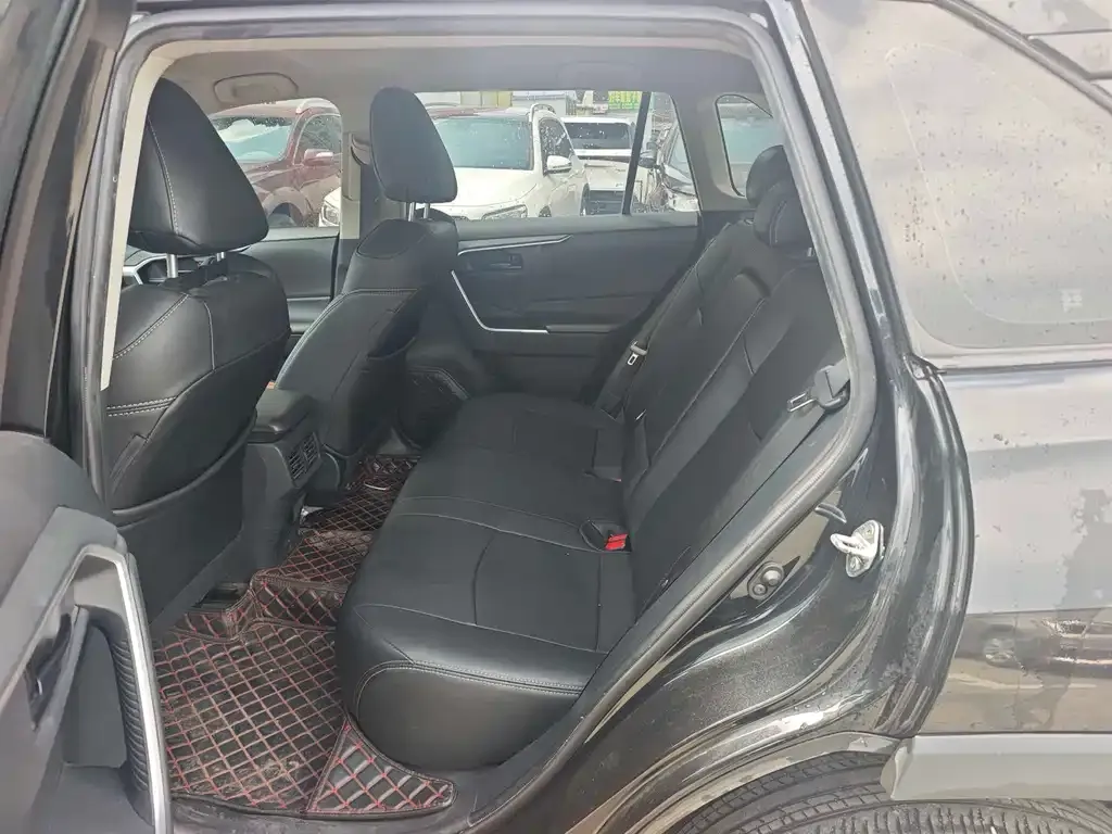 Toyota RAV4 — фото 2
