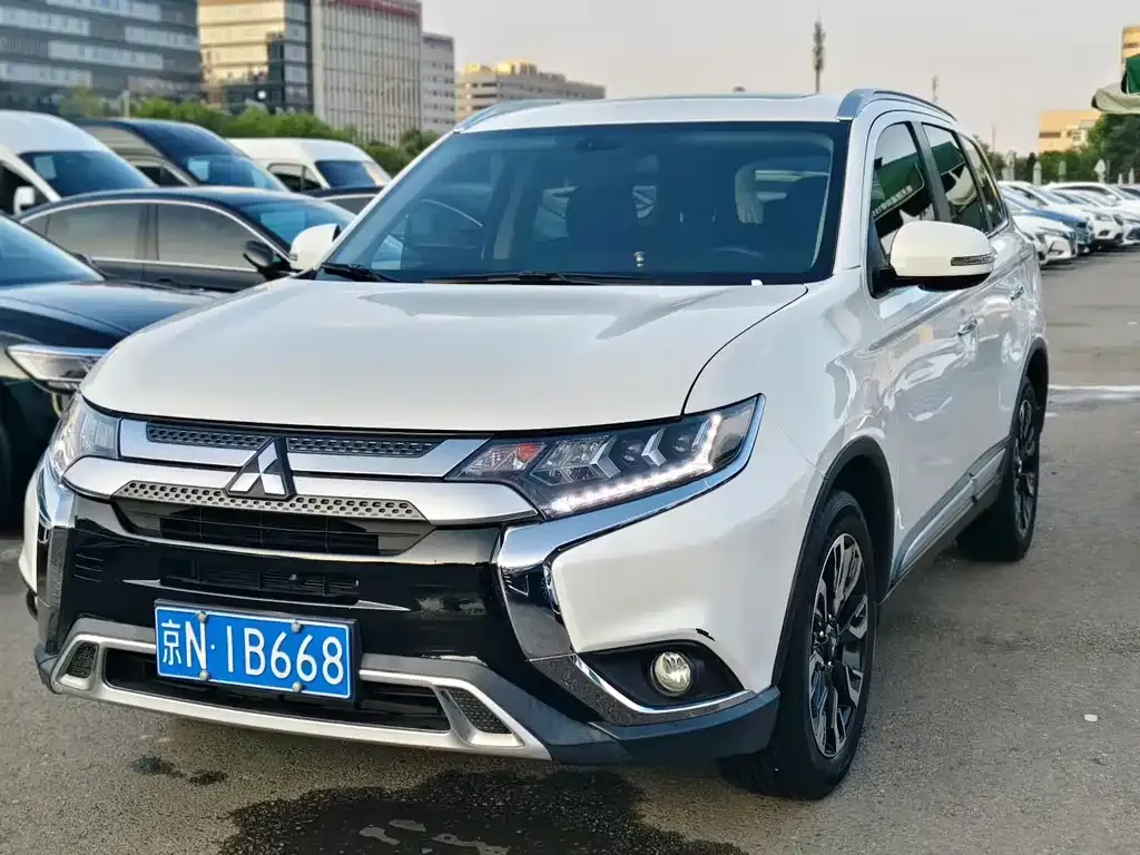 Mitsubishi Outlander — фото 1