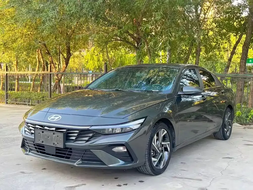Hyundai Elantra — фото 1