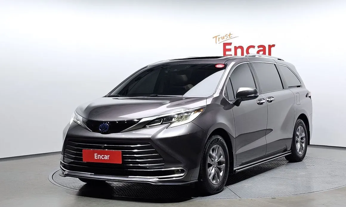 Toyota Sienna — фото 1