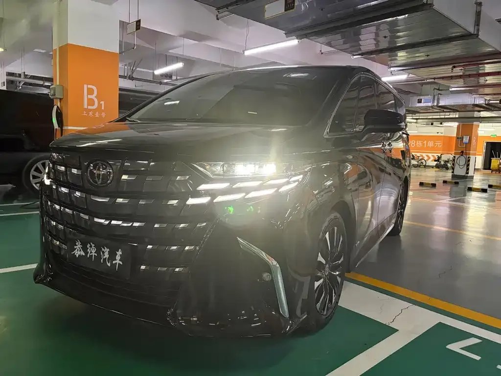 Toyota Alphard — фото 1