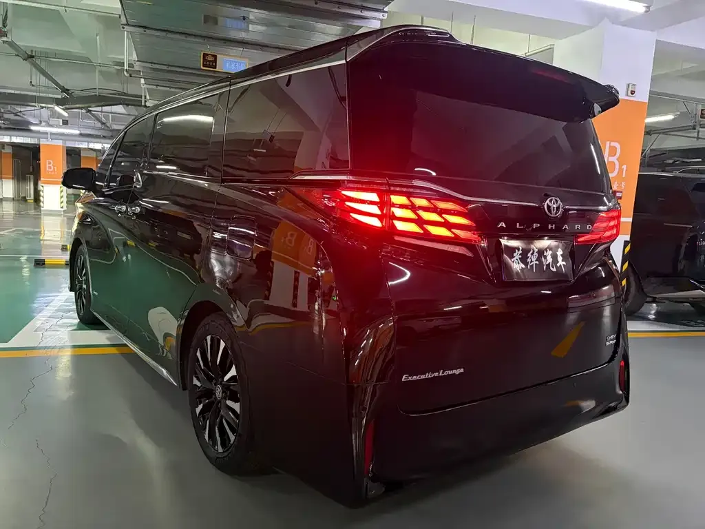 Toyota Alphard — фото 5