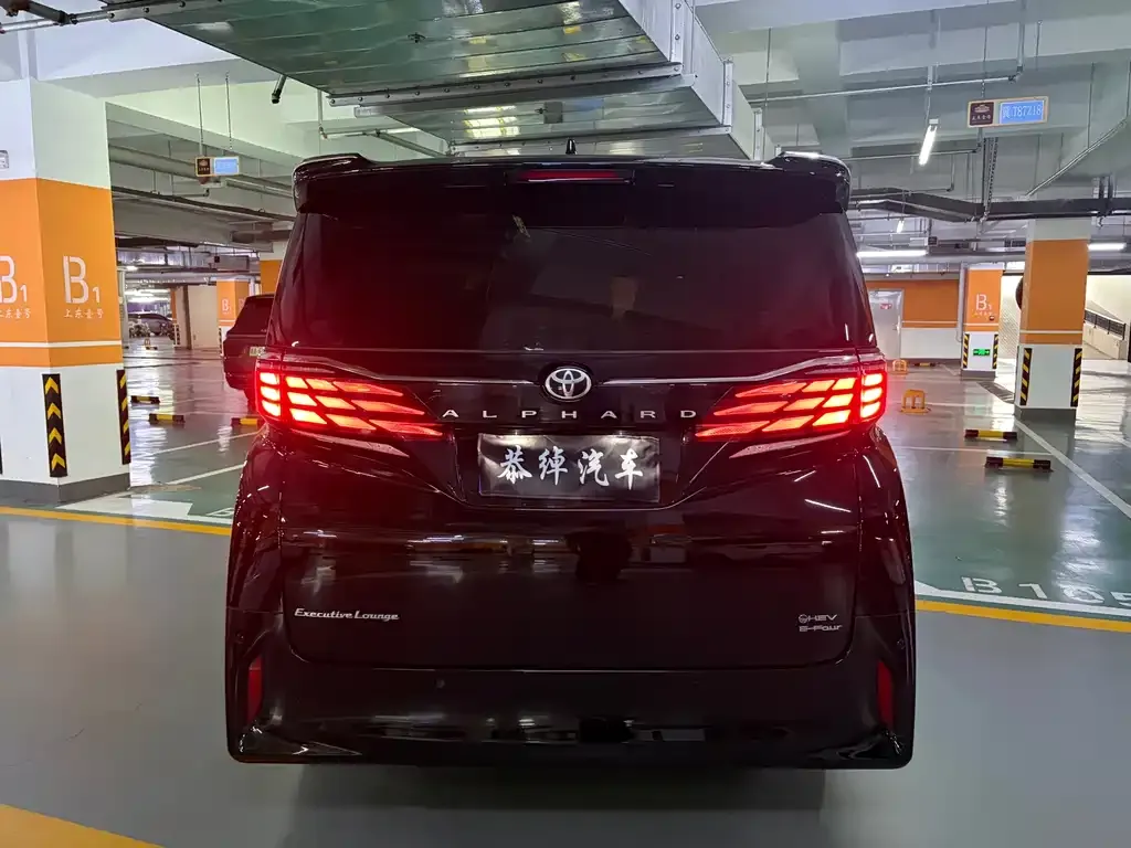 Toyota Alphard — фото 9