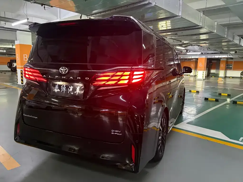 Toyota Alphard — фото 2