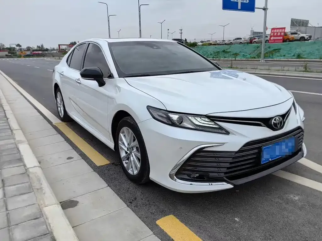 Toyota Camry — фото 5