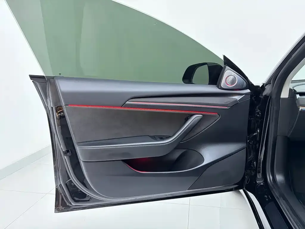 Tesla Model 3 — фото 8