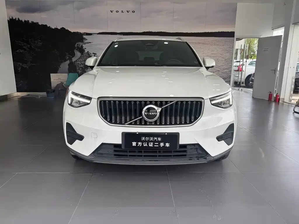 Volvo XC40 — фото 1