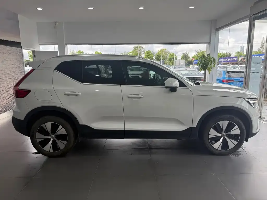 Volvo XC40 — фото 10