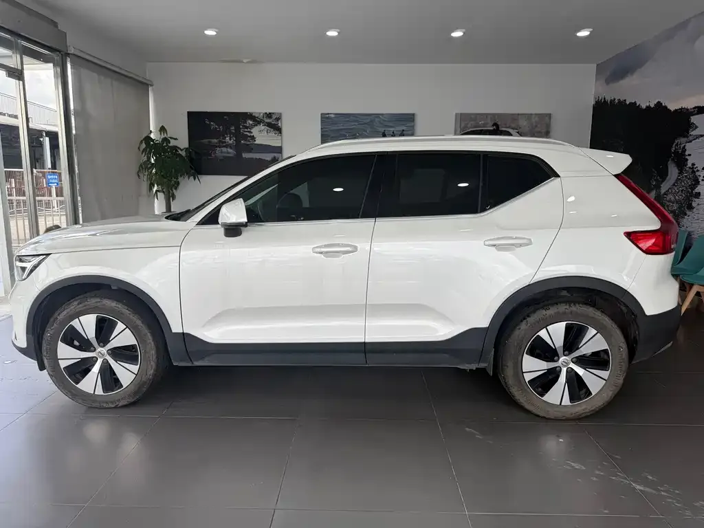 Volvo XC40 — фото 4