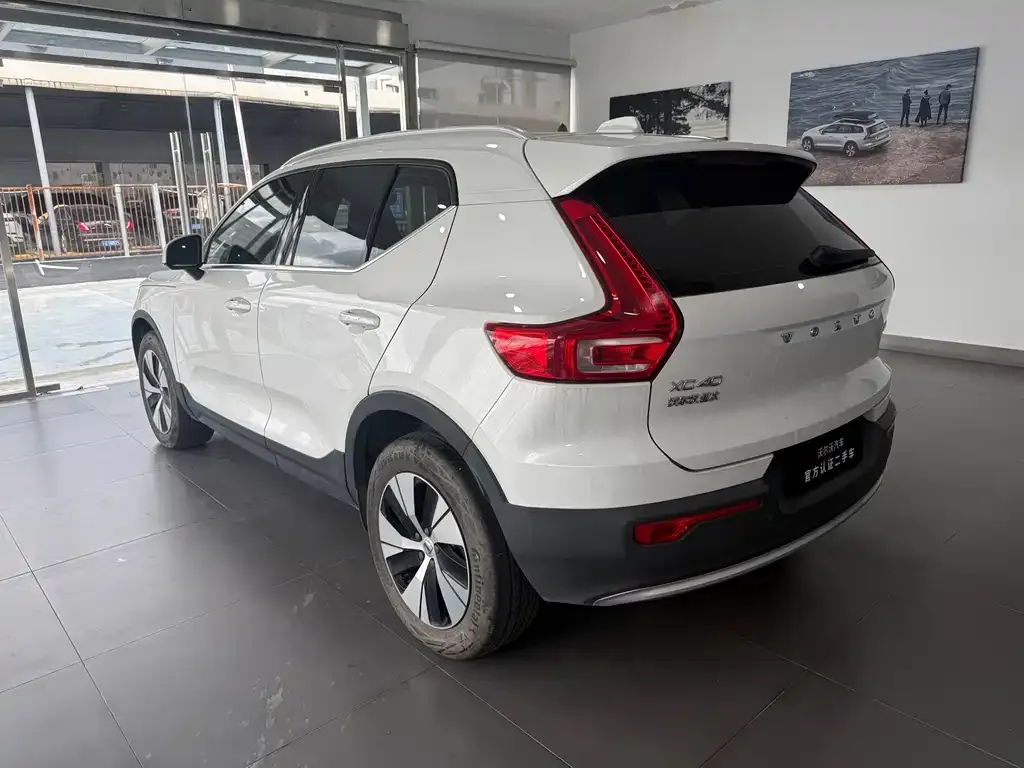 Volvo XC40 — фото 9