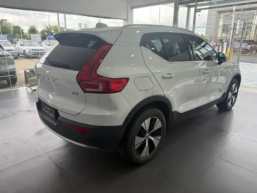 Volvo XC40 — фото 7