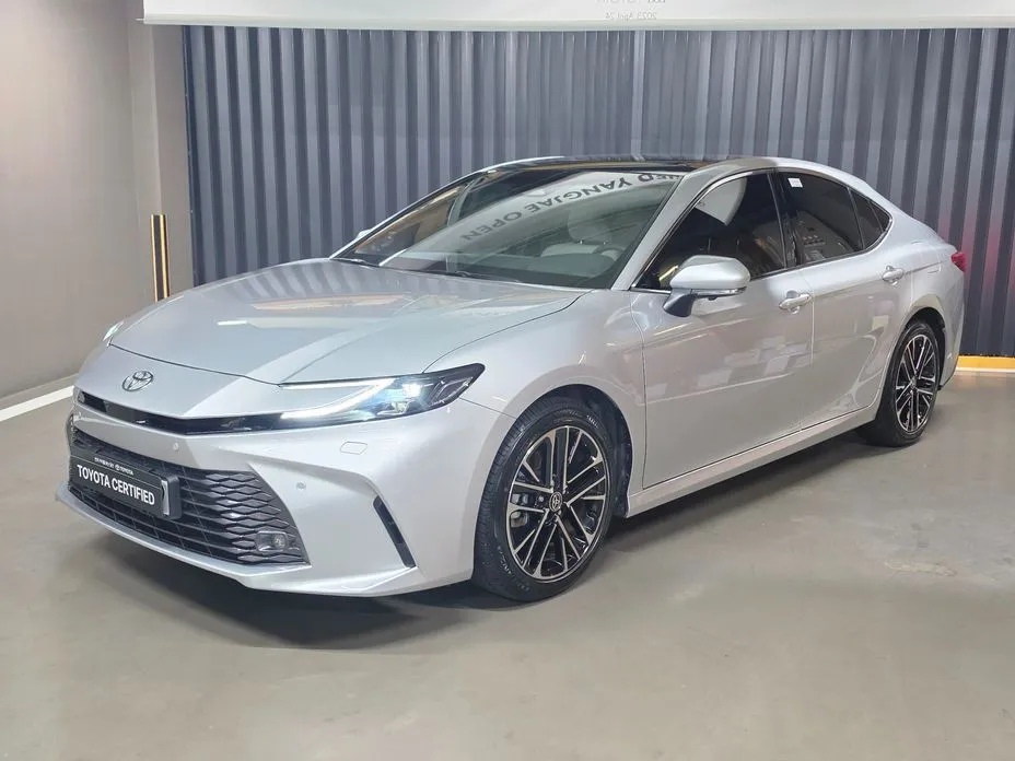 Toyota Camry — фото 1