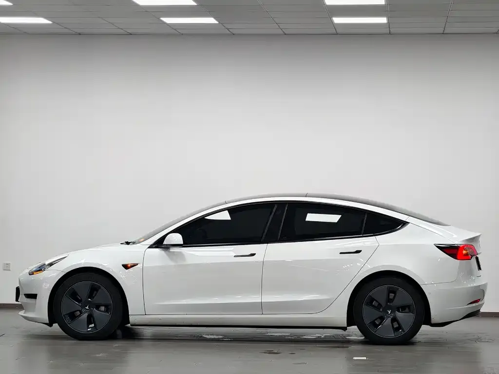 Tesla Model 3 — фото 3