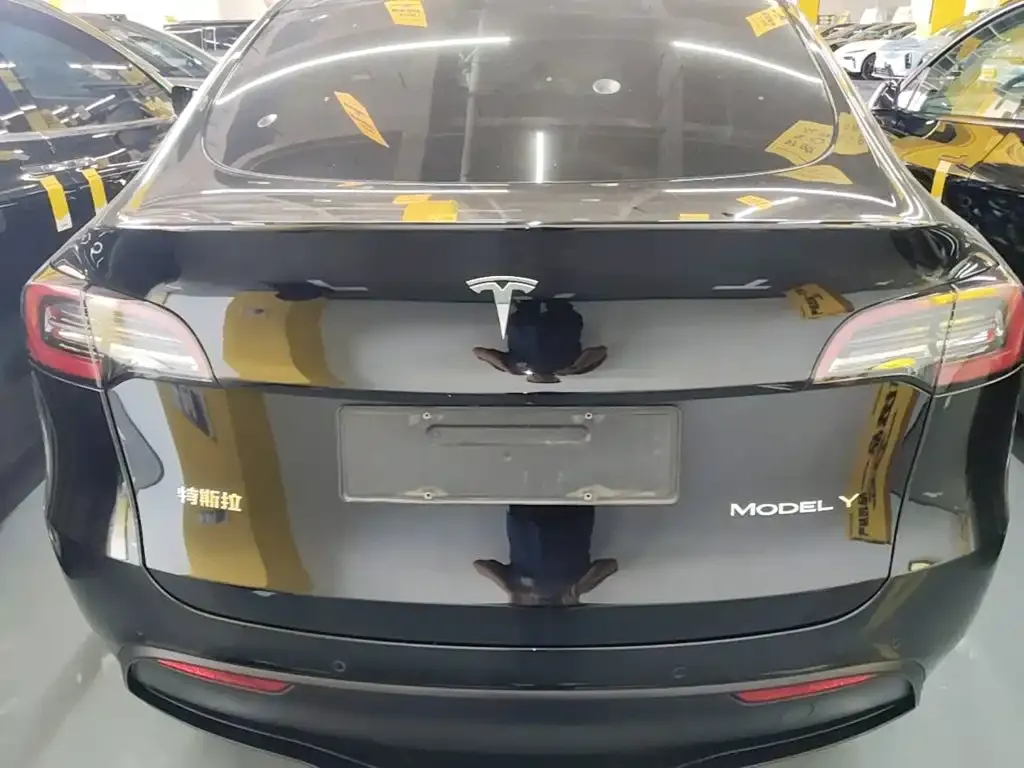 Tesla Model Y — фото 10