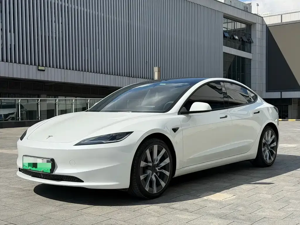 Tesla Model 3 — фото 1
