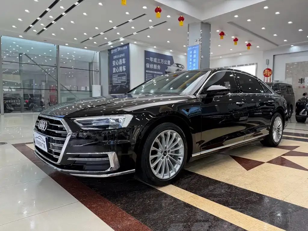 Audi A8 — фото 1