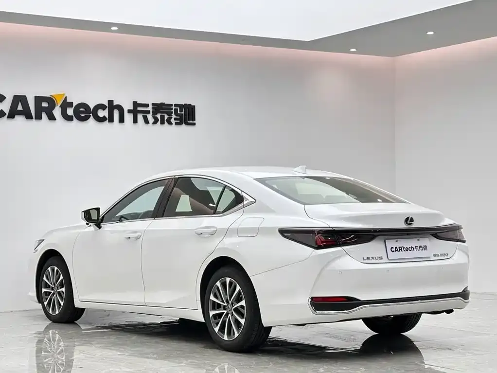 Lexus ES — фото 8