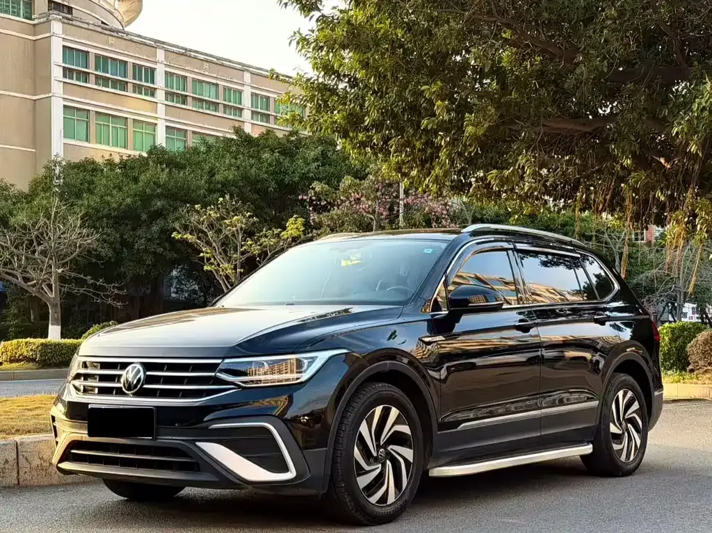 Volkswagen Tiguan L — фото 1