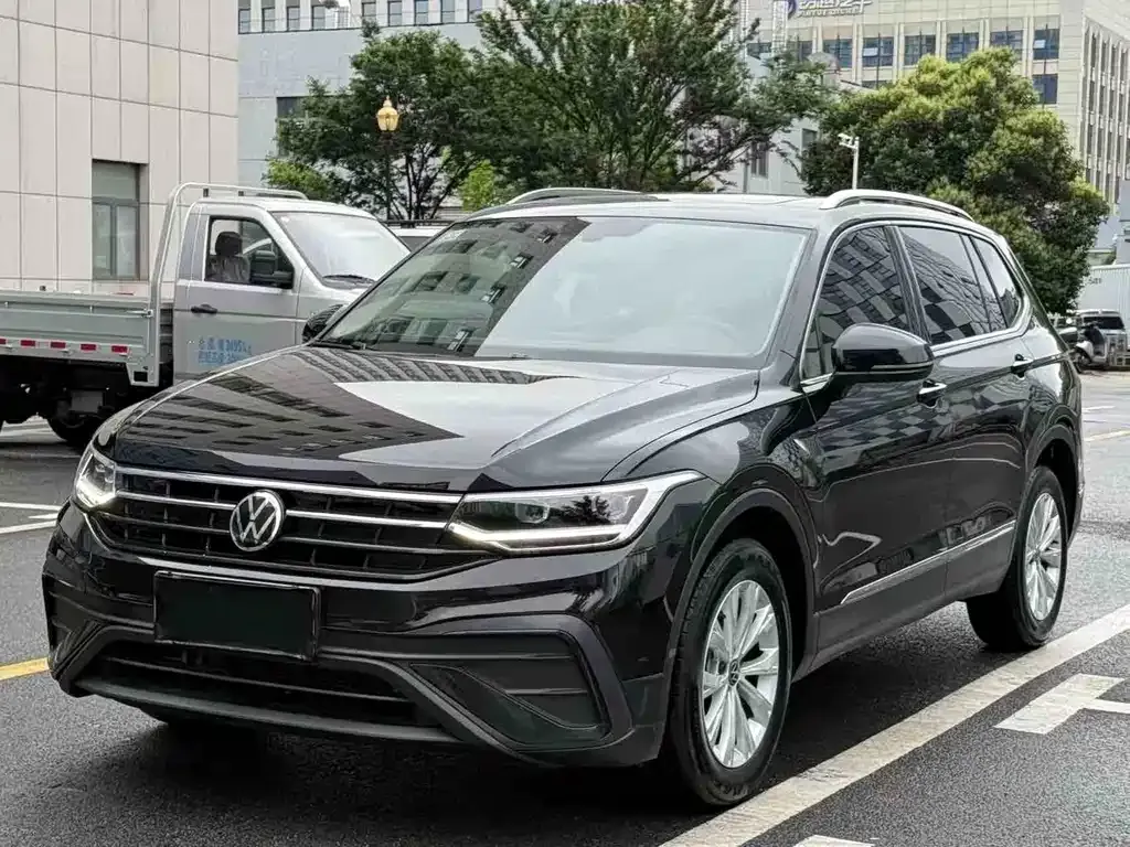 Volkswagen Tiguan L — фото 1