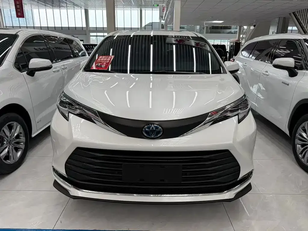Toyota Sienna — фото 1