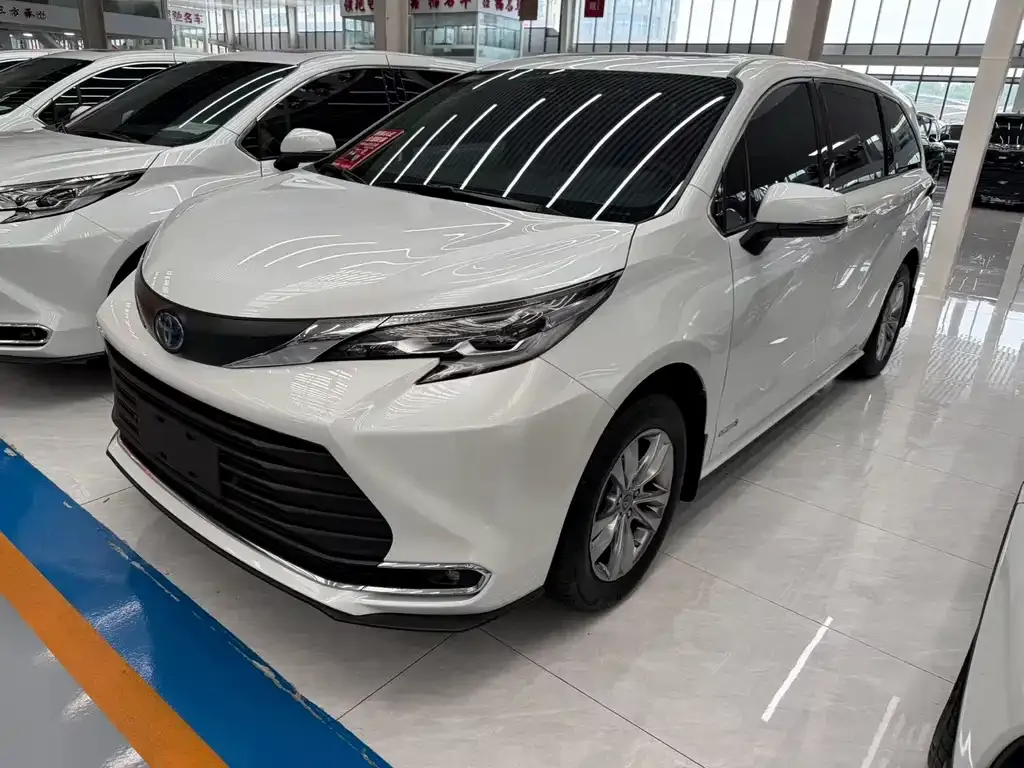 Toyota Sienna — фото 3
