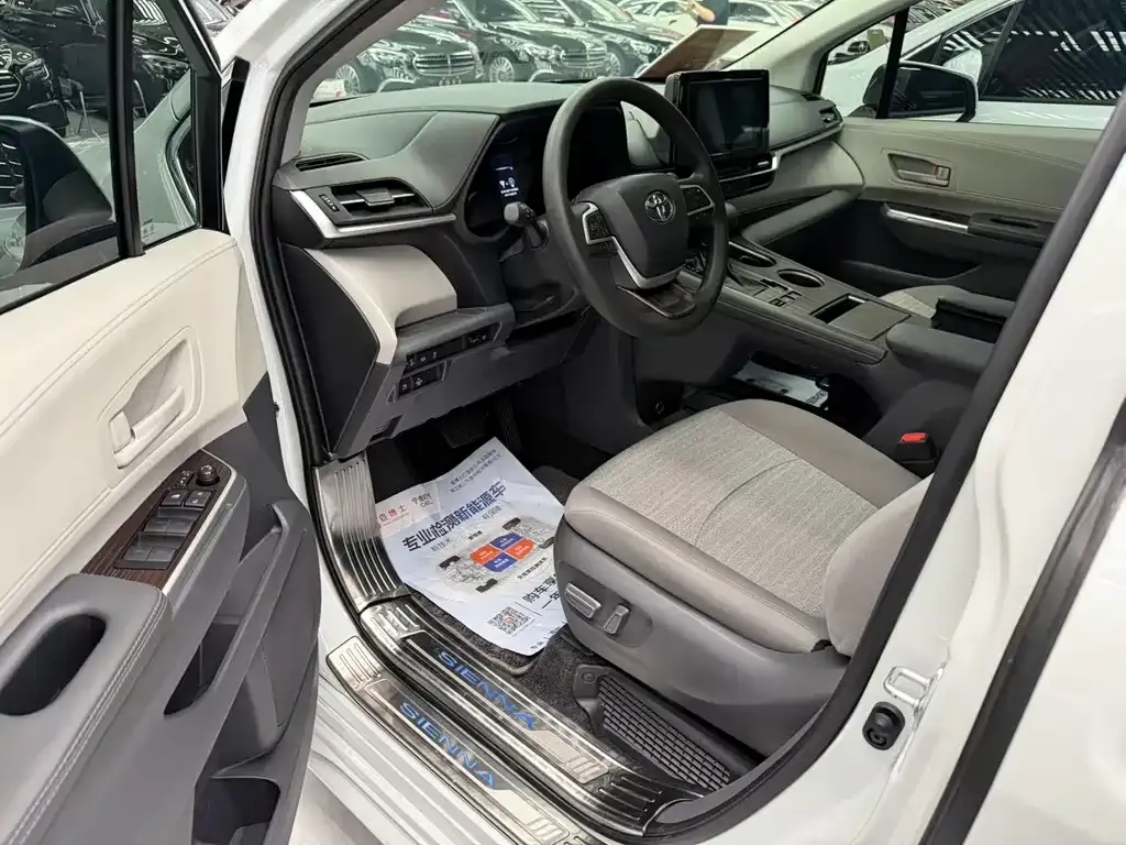 Toyota Sienna — фото 5