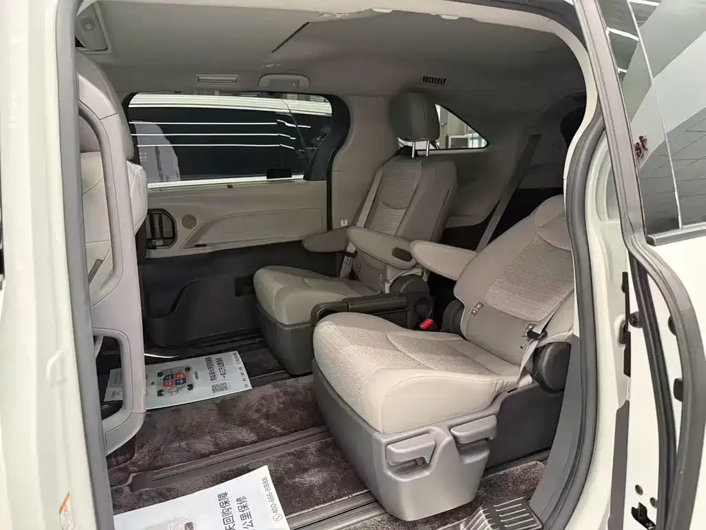 Toyota Sienna — фото 9