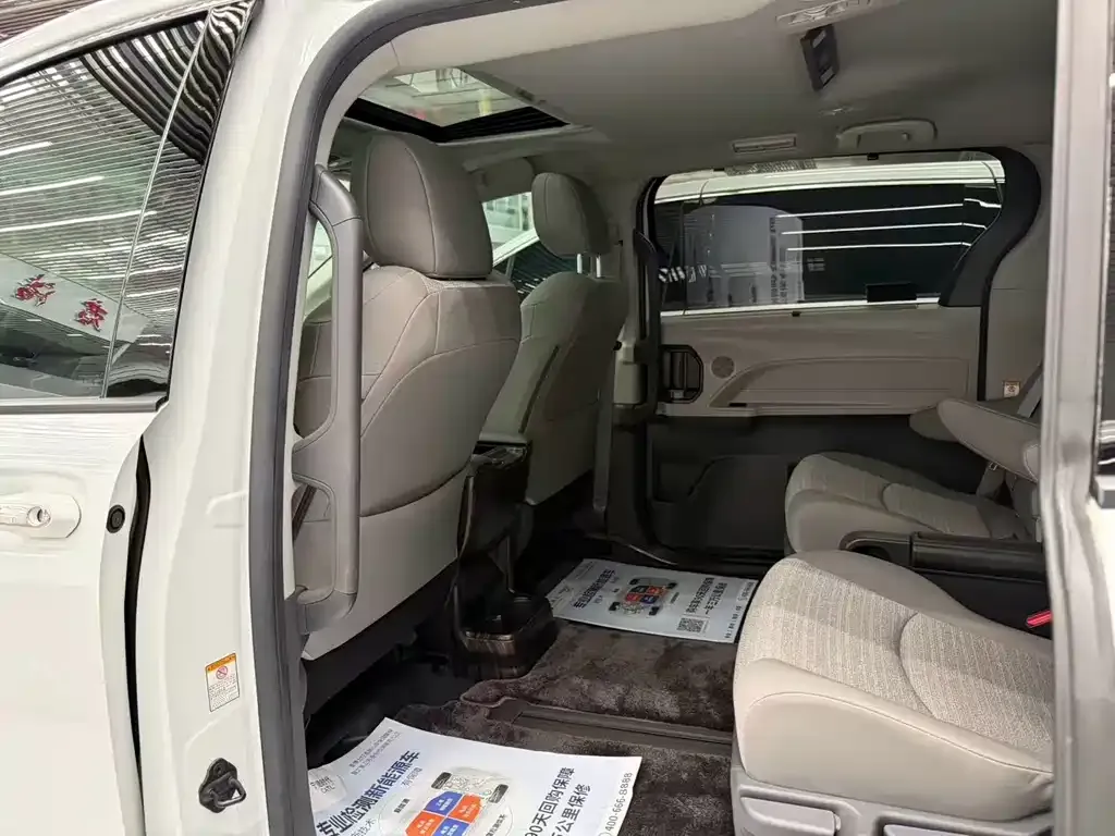 Toyota Sienna — фото 8