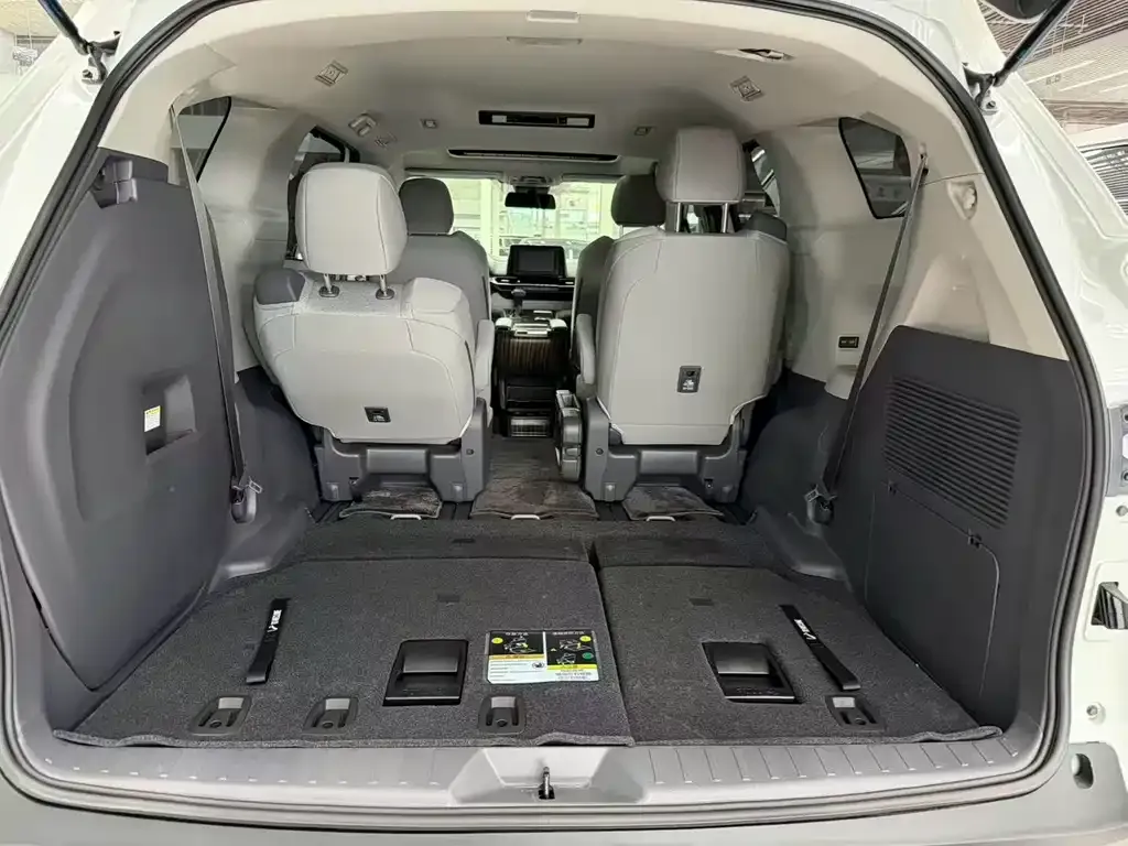 Toyota Sienna — фото 6