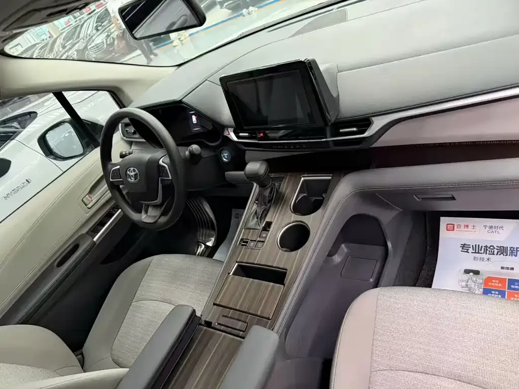 Toyota Sienna — фото 2