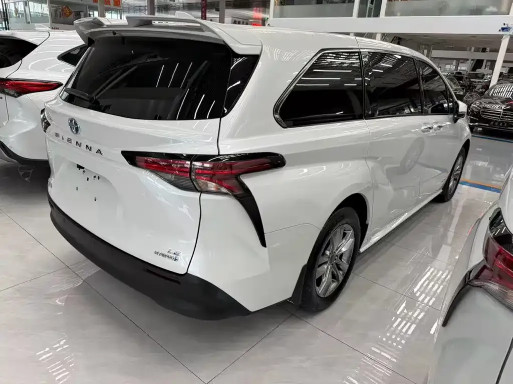 Toyota Sienna — фото 4
