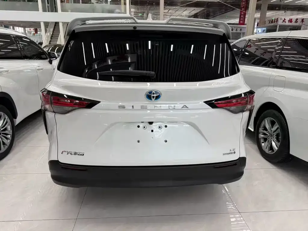 Toyota Sienna — фото 7