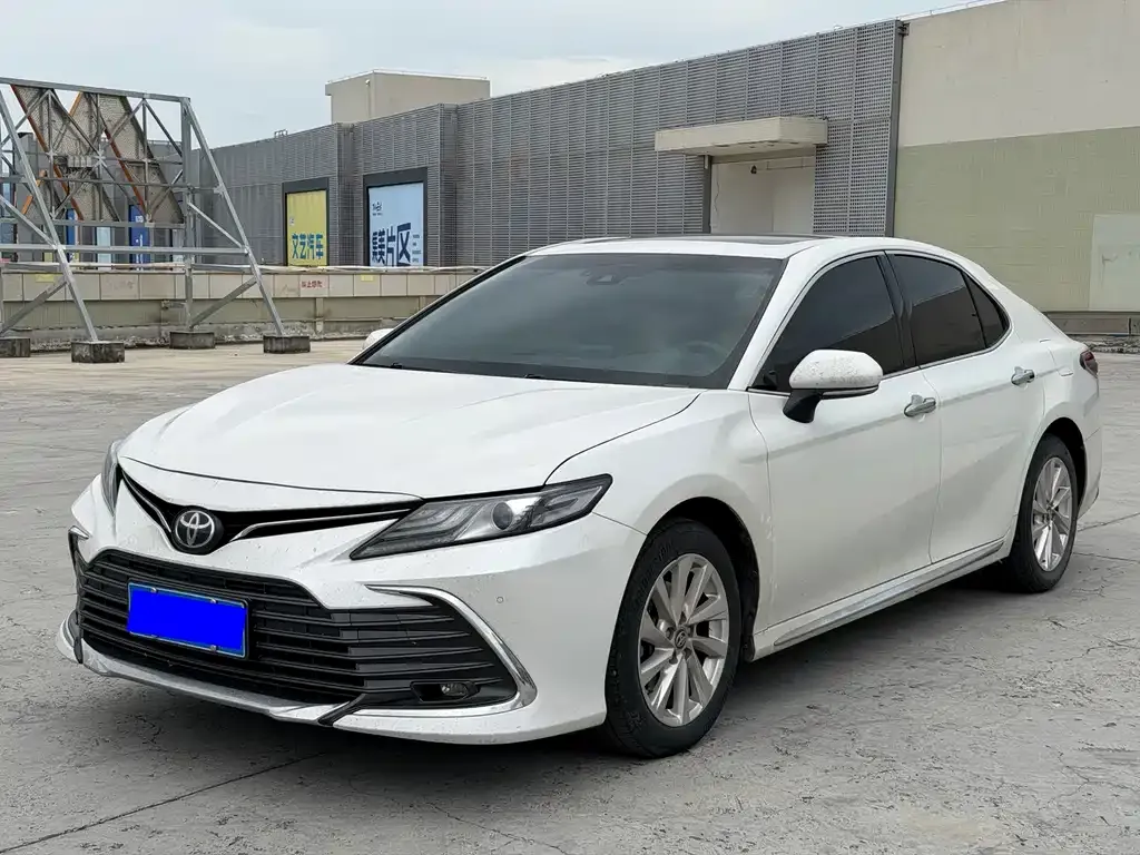 Toyota Camry — фото 1