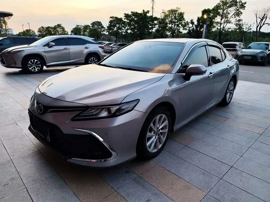 Toyota Camry — фото 1