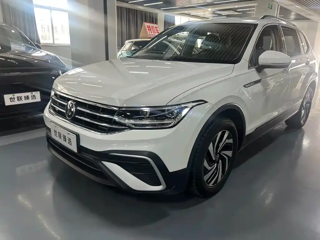 Volkswagen Tiguan L — фото 1