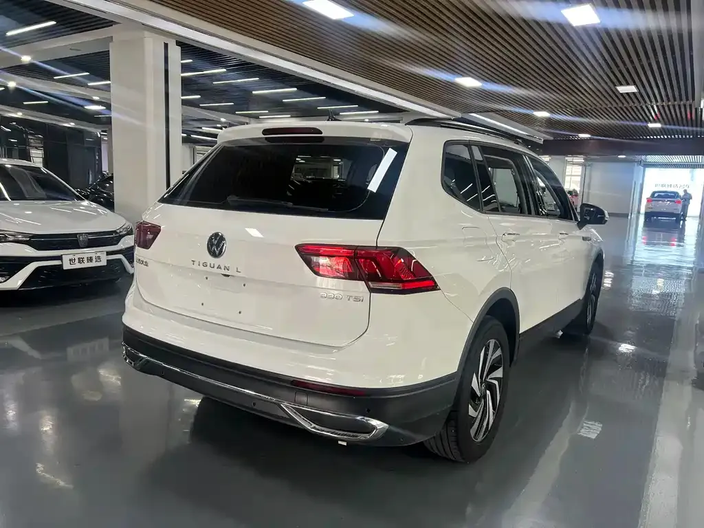Volkswagen Tiguan L — фото 9
