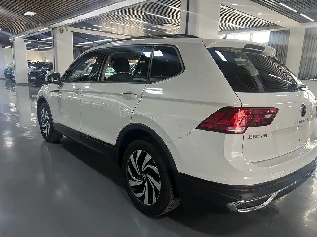 Volkswagen Tiguan L — фото 6