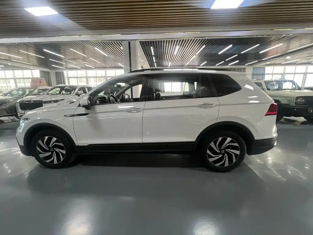 Volkswagen Tiguan L — фото 8