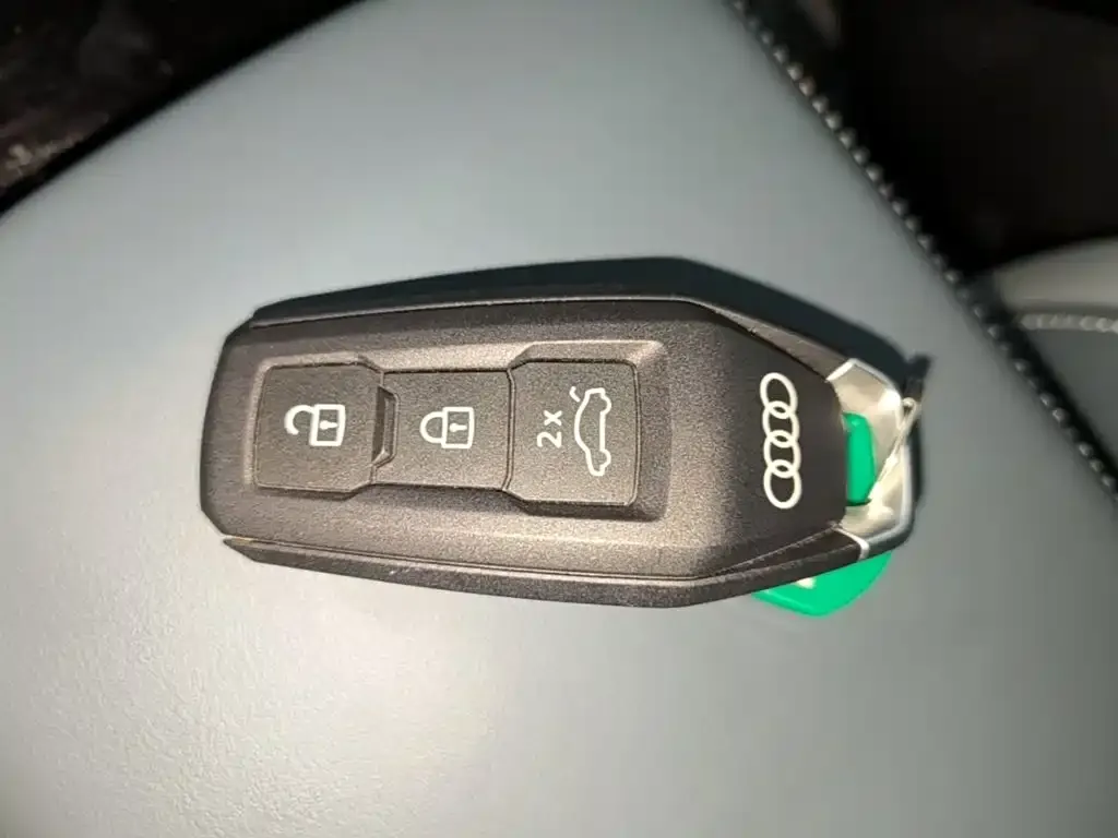 Audi Q6L e-tron — фото 2