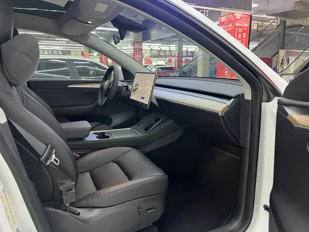Tesla Model Y — фото 8
