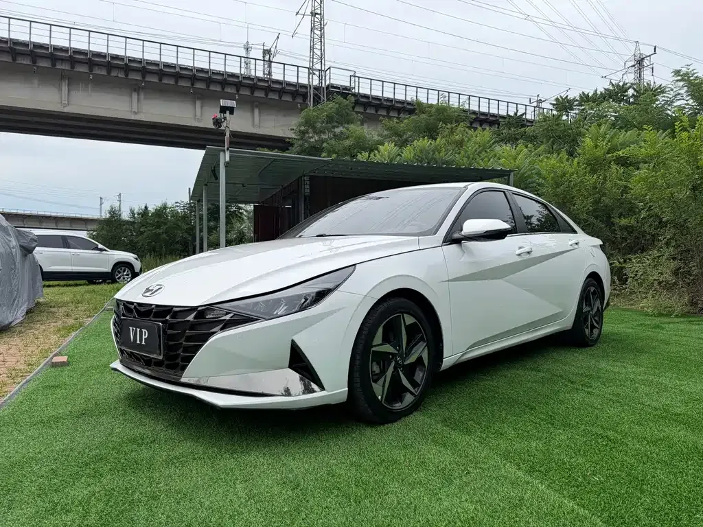 Hyundai Elantra — фото 1