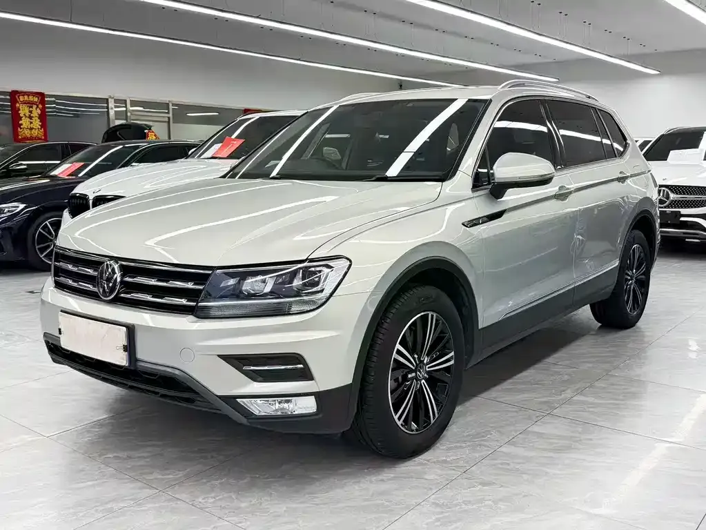 Volkswagen Tiguan L — фото 1