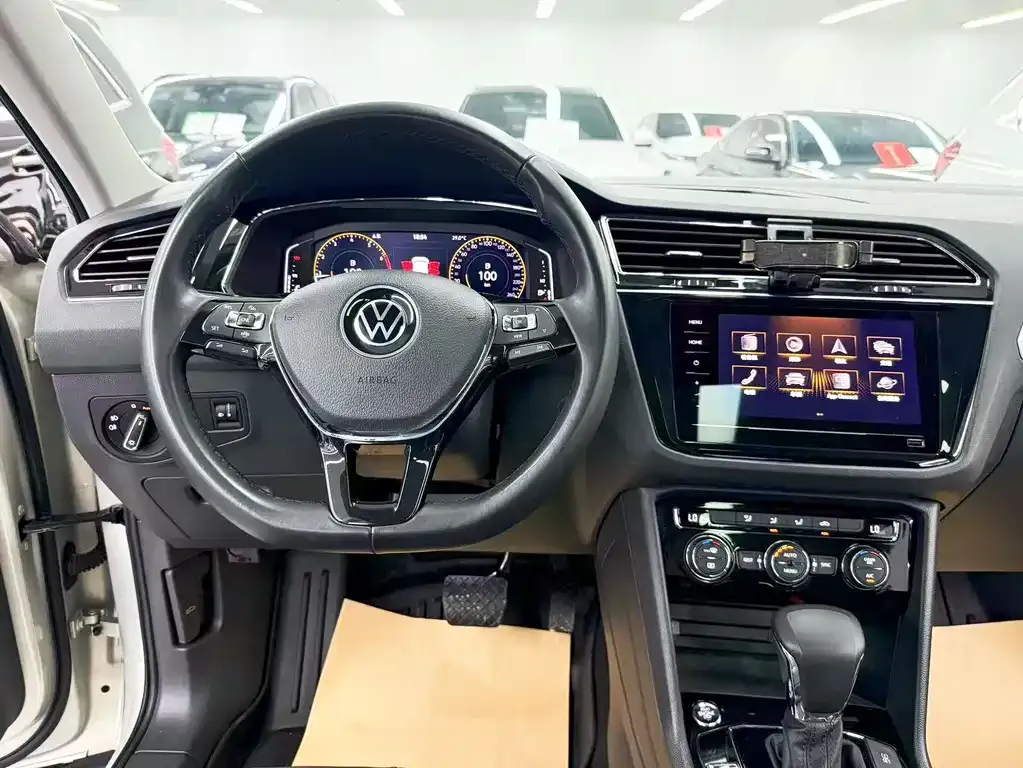 Volkswagen Tiguan L — фото 3
