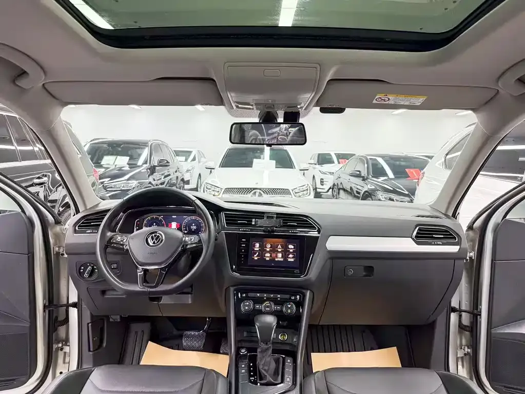 Volkswagen Tiguan L — фото 10