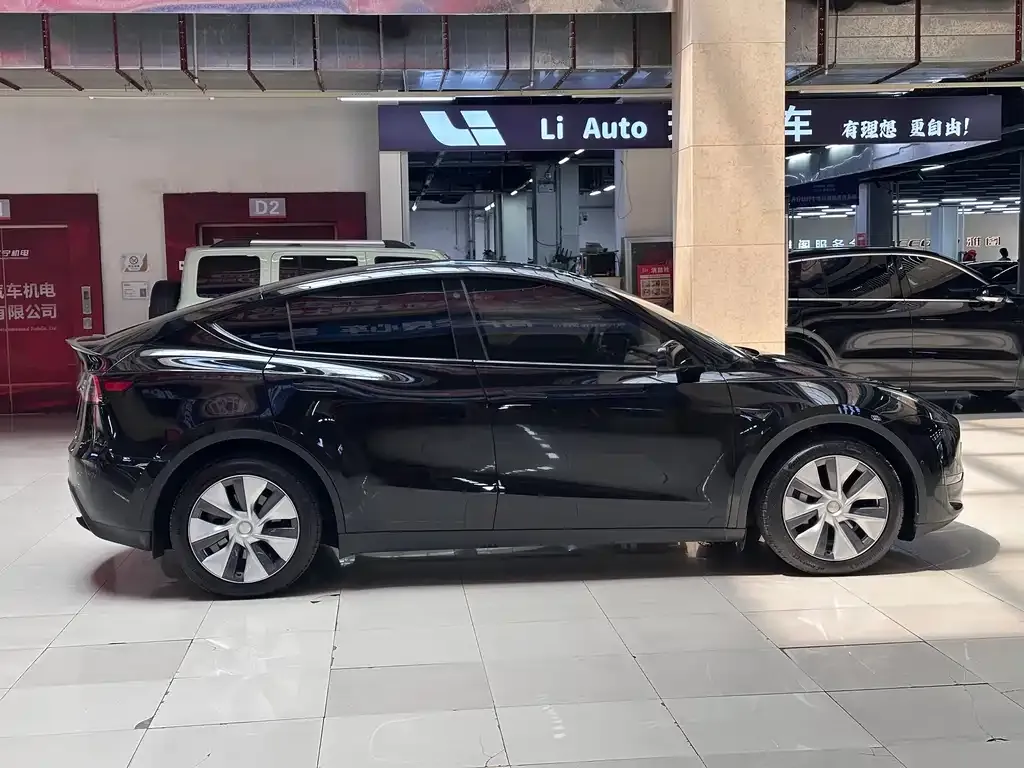 Tesla Model Y — фото 8