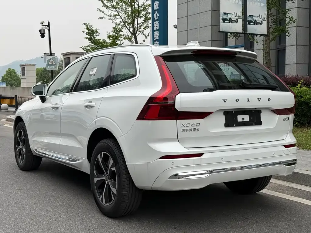 Volvo XC60 — фото 9