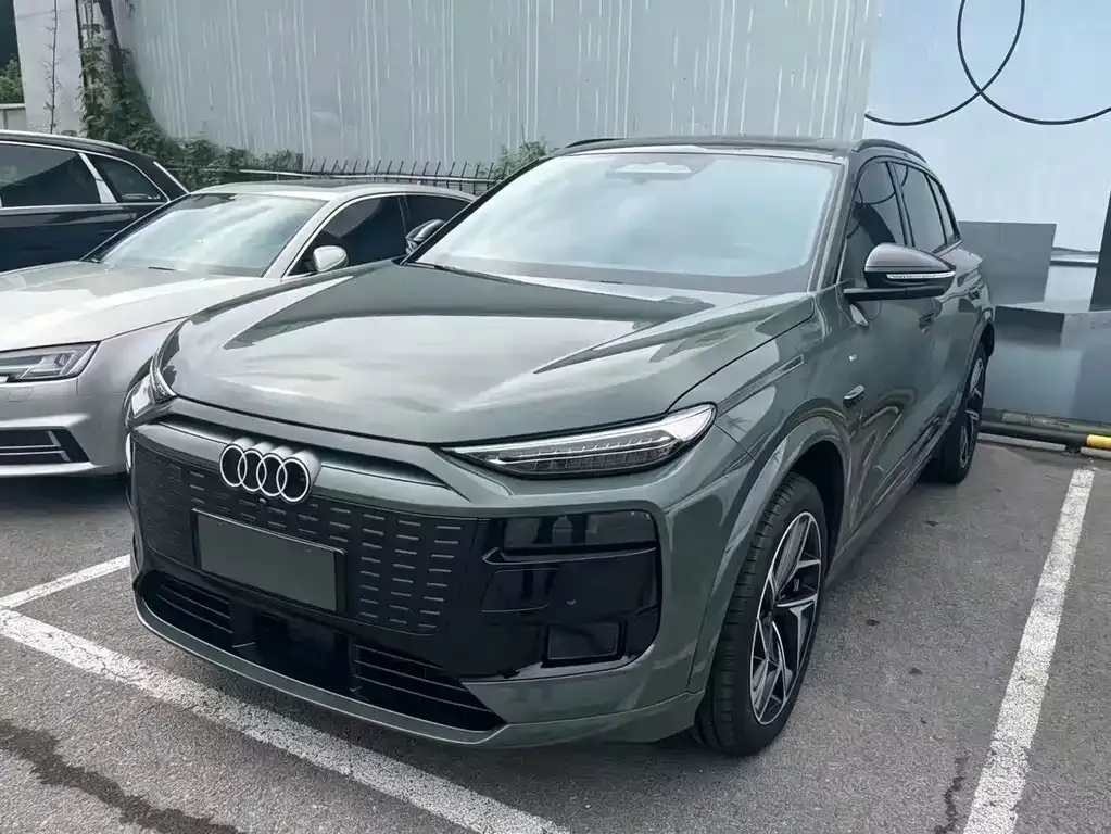 Audi Q6L e-tron — фото 1