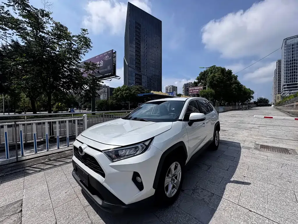 Toyota RAV4 — фото 1