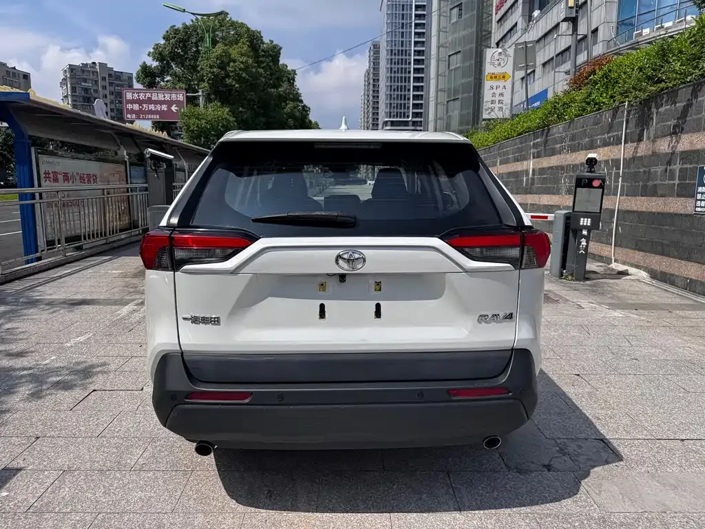 Toyota RAV4 — фото 5