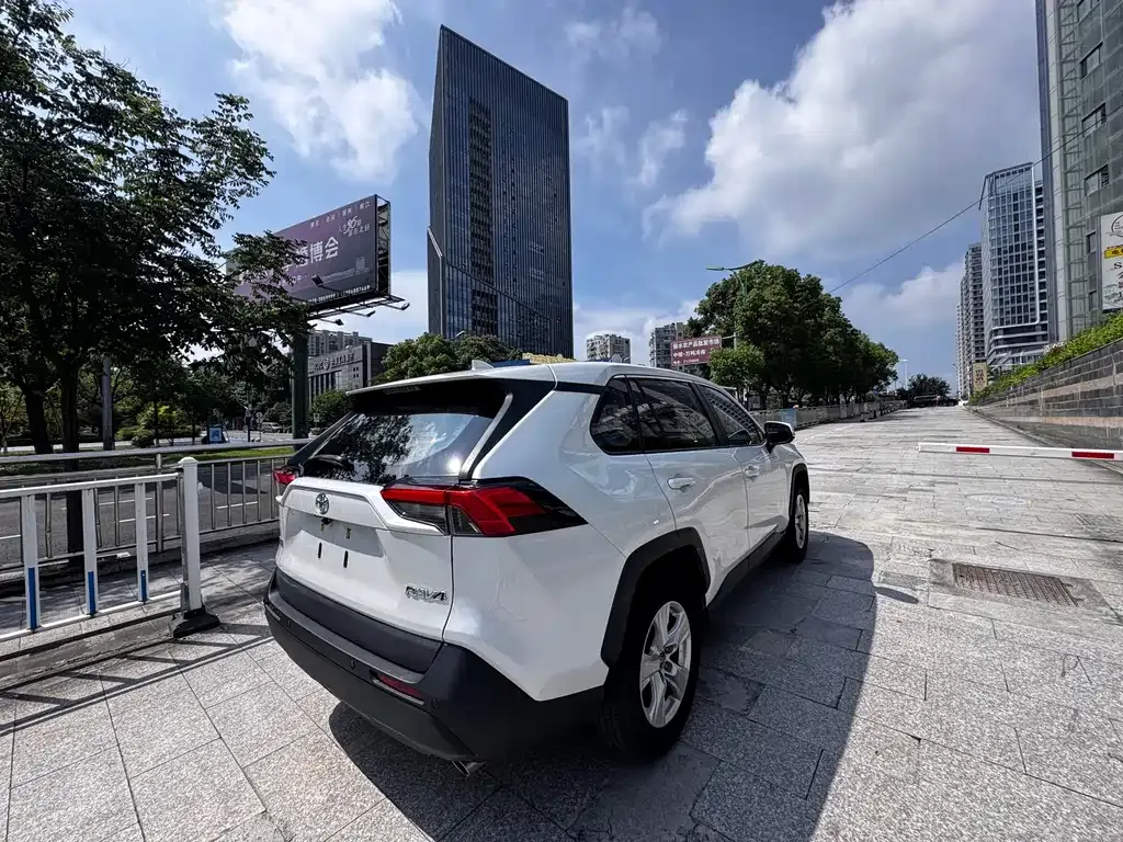 Toyota RAV4 — фото 4